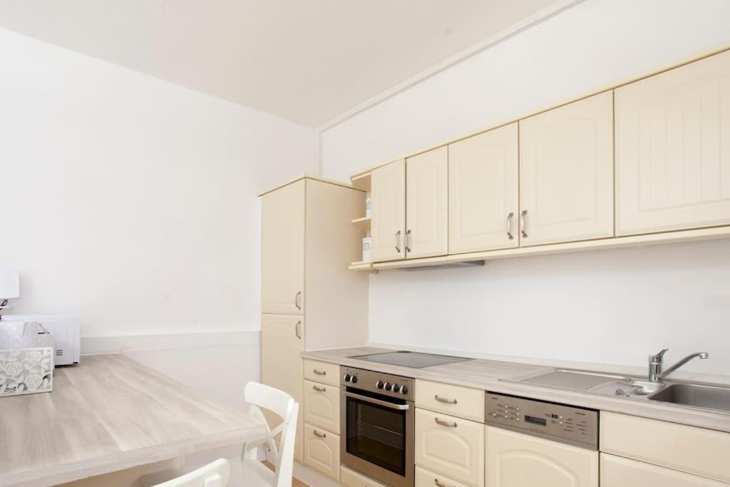 Exclusive 2-room Souterrain
